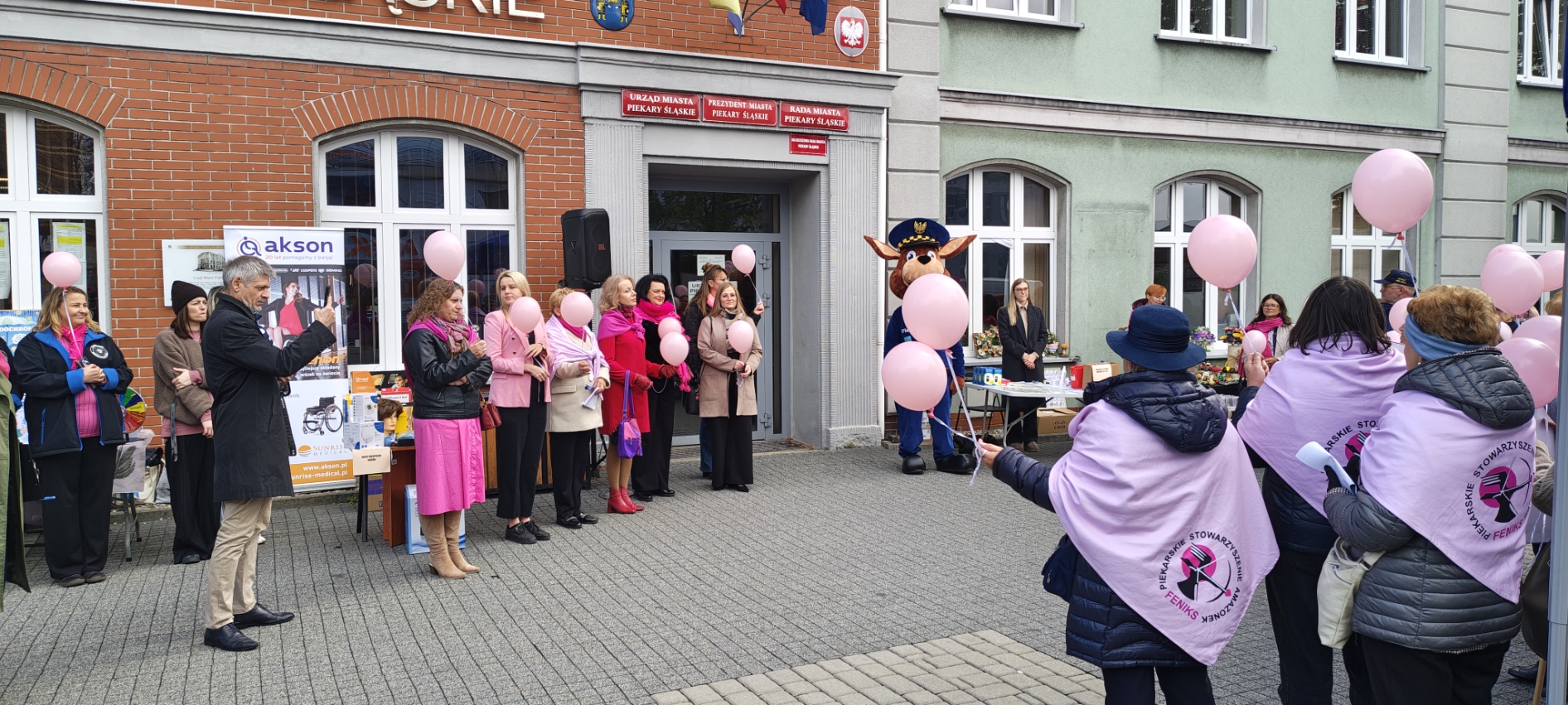 Spotkanie uczestników Dnia Różowej Wstążki przed Urzędem Miasta Piekary Śląskie.