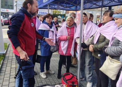 Pierwsza pomoc wśród różowych wstążek — pokaz BLS z WOPR w Piekarach Śląskich