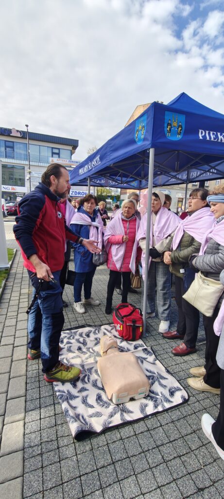 Maciej Świetlik objaśnia podstawy BLS uczestnikom wydarzenia przy stanowisku WOPR Piekary Śląskie.